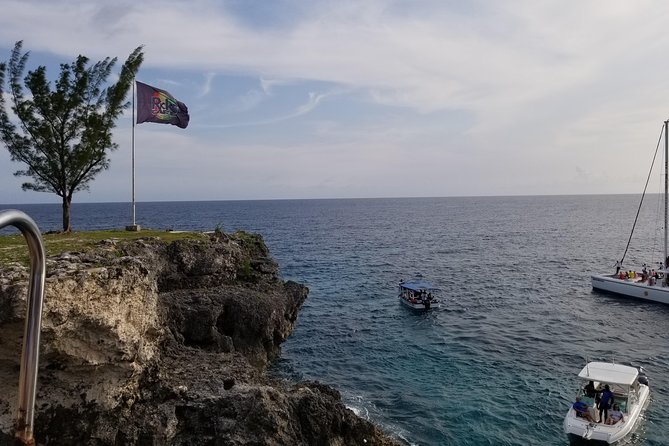 1. Negril Private Airport transfer to/from Hotels & Accommodations - In the vehicle: Wi-Fi, cold drinks, and a calm start