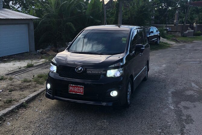 Airport Round-Trip Transfers To Negril From Sangster’s International Airport - Finding the driver at Sangster’s International Airport (MBJ)