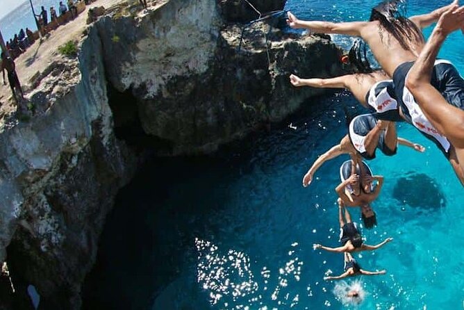 Day-Trip to Rick's Cafe from Montego Bay - The cliff-diver show, and what cliff jumping really means