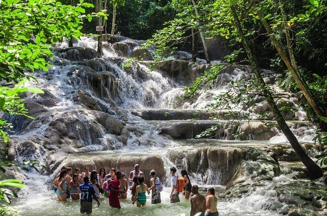 Dunn's River, River Tubing and Lunch Combo - Guides and photo moments: why they change the whole experience