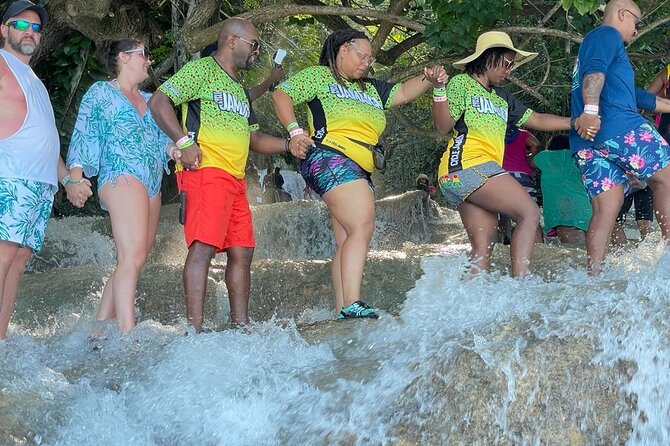 Exhilarating Dunn's River Falls Guided Tour from Ocho Rios hotels - Stop 2: The Ocho Rios shopping stop on the way back