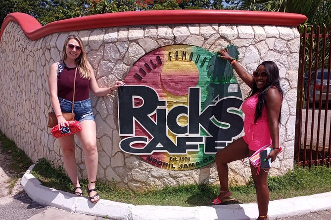 Jamaica Sunset at Rick's Cafe Private Tour with Transfer - Inside Rick’s Café: Reggae, Cliff Jumpers, and Food Choices