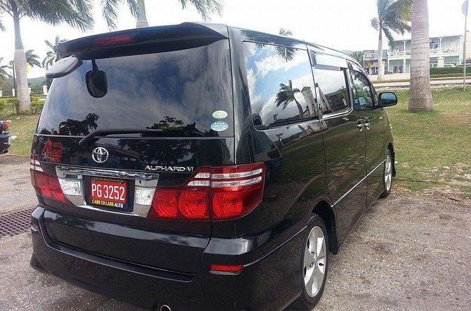 Kingston Airport Transfers to Runaway Bay - The Driver Experience: What the Reviews Emphasize
