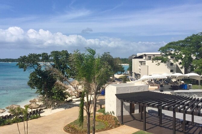 Montego Bay Airport Private Taxi to Royalton Negril - Montego Bay to Negril Without the Airport Chaos
