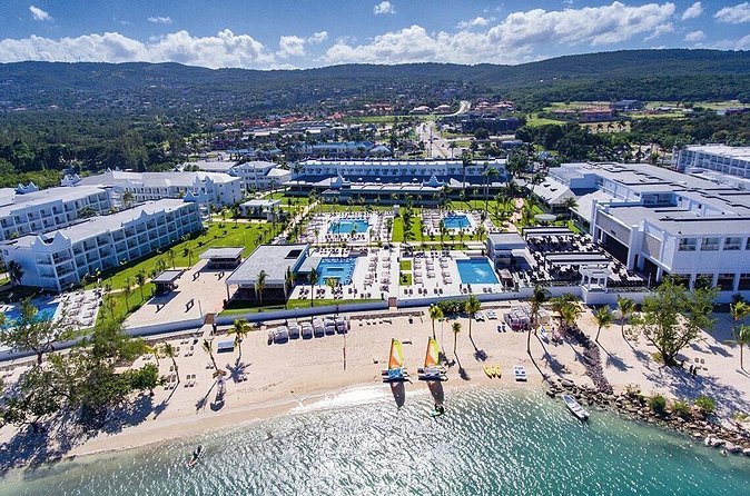 Montego Bay Airport Transfer to Montego Bay and Falmouth Hotels - English-speaking drivers and the help they can offer