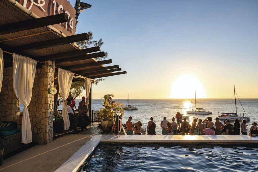 Montego Bay: Seven Miles Beach and Rick's Café Sunset View - Food, punch, and timing your evening like a pro