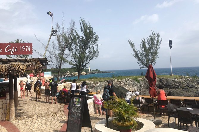 Negril Shopping And Rick's Café - Rick’s Cafe: sunset views and the 35-foot cliff jump