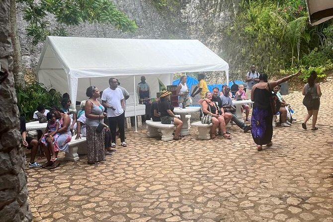 Nine Mile Reggae & History Guided Tour to Bob Marley's Birthplace - The heart of the tour: your guided hour at the birthplace and mausoleum
