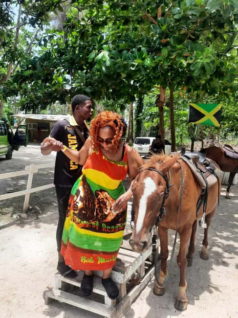 Ocho Rios : Bamboo River Rafting and HorseBack Riding - The coach stops in Ocho Rios: your quick break, breakfast, lunch, and shopping time