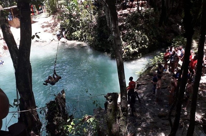 Ocho Rios River Tour: Blue Hole, Dunn's River and Tubing - Guides, photos, and that organized VIP feeling