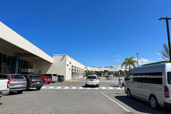 Private Airport Pickup and drop off in Jamaica - The ride itself: A/C and WiFi for the whole drive