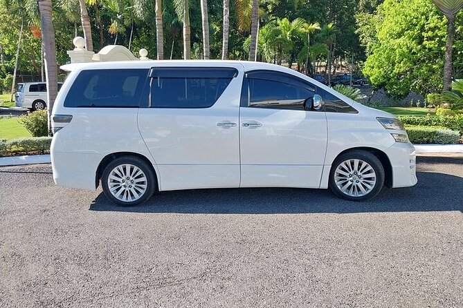 Private Airport Transfer to Bahia Principe Grand Jamaica - Meeting your driver outside the airport, the practical way