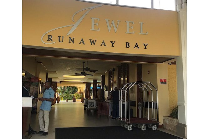 Private Roundtrip Airport Transfer to Resorts in Runaway Bay - Booking Smart: Average Advance Timing and What to Prep