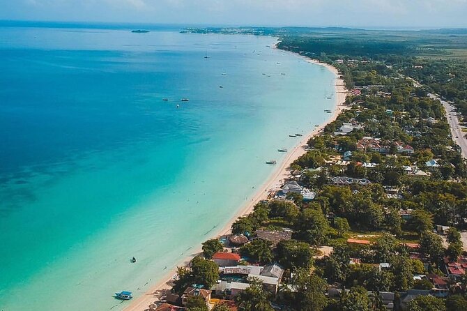 Private Tour Negril Beach and Rick's Cafe From Montego Bay - Stop 2: Rick’s Cafe, Sunset Views and Cliff Jumpers From the 35-Foot Cliff