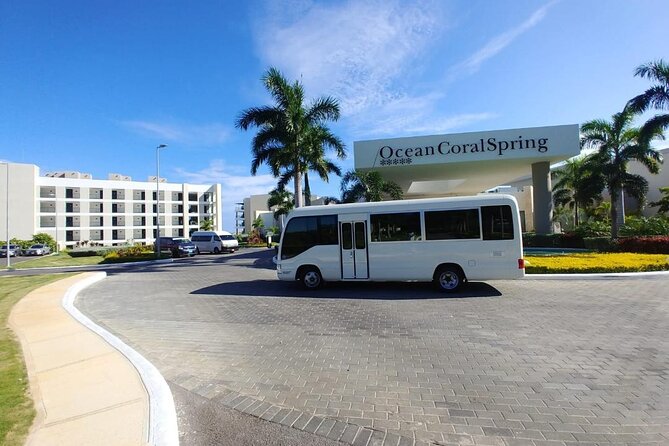 Private Transfer From Kingston Airport To Kingston Hotel One Way - Finding Your Driver in Real Life: Name Signs and Black Pants, White Jacket
