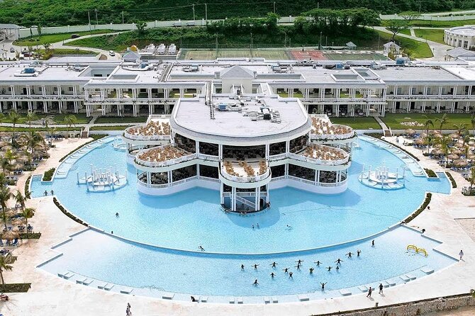 Private Transfer from MBJ Airport to Grand Palladium Hotel - MBJ Pickup That Starts Your Vacation Calmly