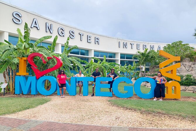 Private Transfer From Montego Bay Airport to Hotels in MontegoBay - In the Car: Air-Conditioning, a Professional Driver, and Jamaica Tips