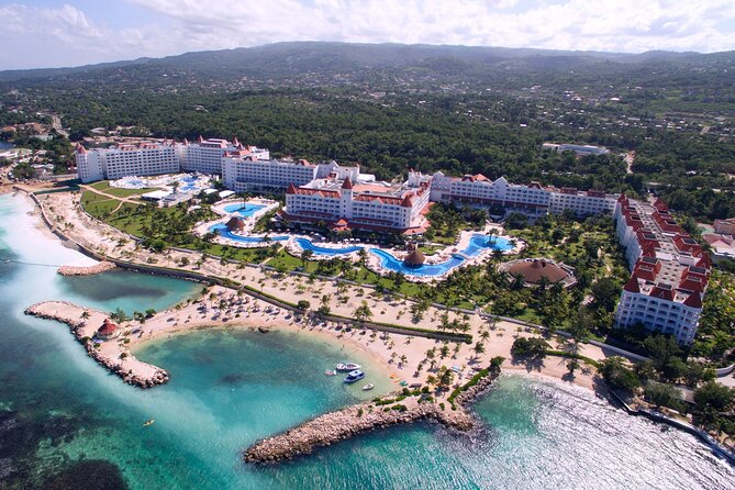 Private Transfers from Montego Bay Airport to Runaway Bay Hotels - Family-friendly touches that make arrivals easier