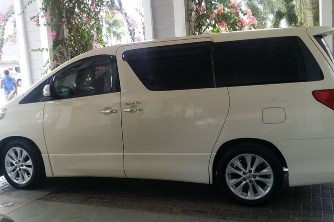 Runaway Bay Airport Transfer - Air-conditioned minivan comfort, plus room for groups