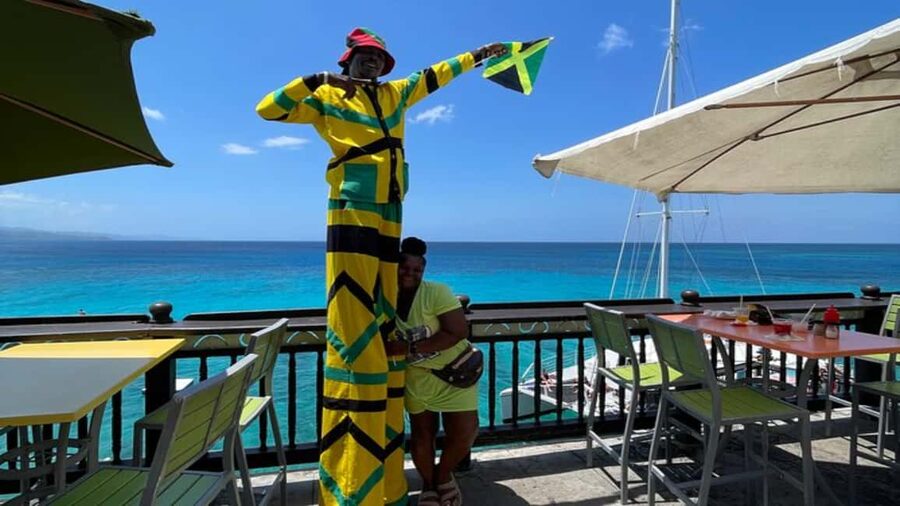 Shopping & Sightseeing Local Guided Tour In Montego Bay - A 3-hour Montego Bay souvenir loop that actually makes sense