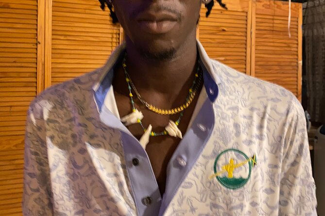 Souvenirs workshop A Mi Mek It! in Montego Bay Jamaica (FR & EN) - Why the property details matter: the ackee tree art table and the 1-acre backyard